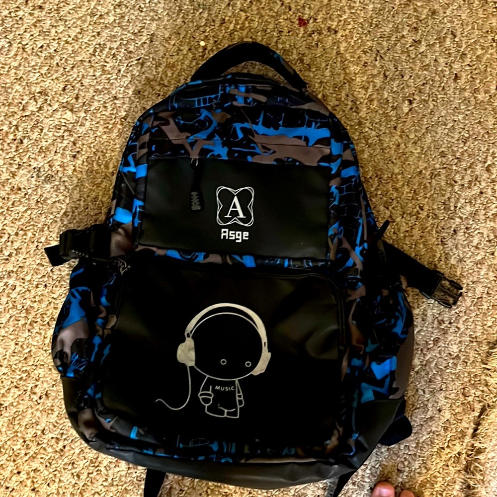 Large backpack with charging port, pockets for water bottles and two pockets